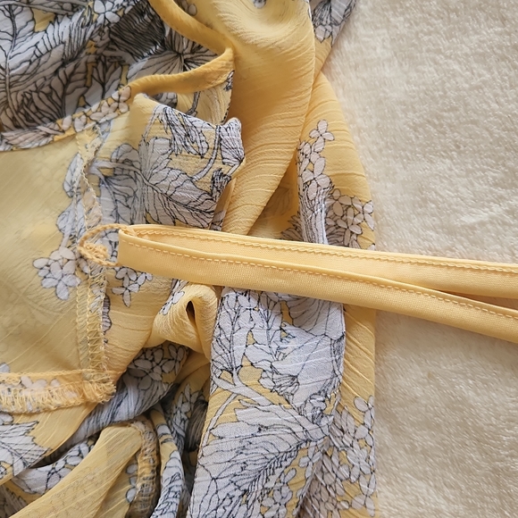 Liz Claborne Medium Yellow and Gray Floral Blouse with a Shell Lining - Picture 7 of 9